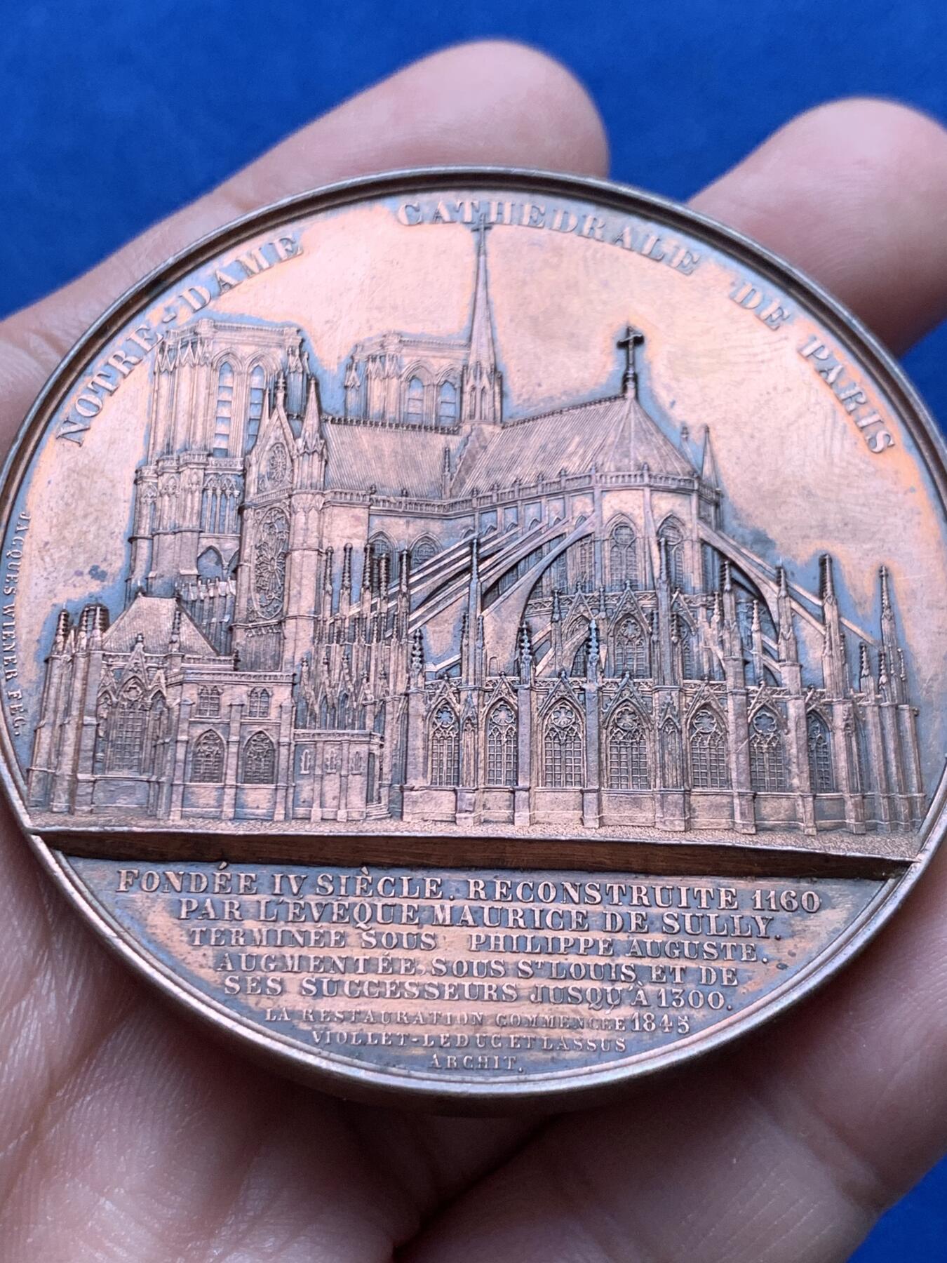 《竞宝斋》第440场 周日，周一，周二 3场连拍 （全场包邮） J.Wiener 1855年法国巴黎圣母院教堂大铜章，著名的比利时雕刻师Wiener教堂系列作品之一，欧洲古典建筑章牌的典范，95g，58.3mm