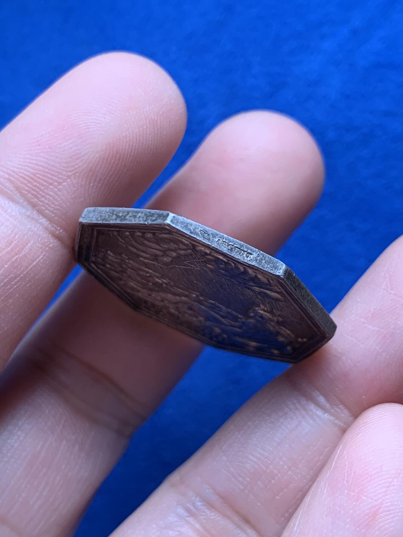 《竞宝斋》第440场 周日，周一，周二 3场连拍 （全场包邮） 法国双面神雅努斯婚姻爱情题材八角银质代币，狂风暴雨前的海水浴场景，14g，30.2mm，丰饶角边铭