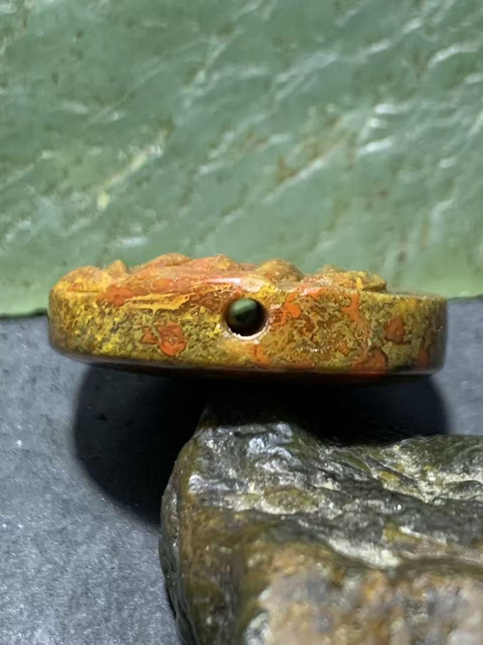 精美亚光草花纹战国红玛瑙手工俏色巧雕荷花板珠一个！