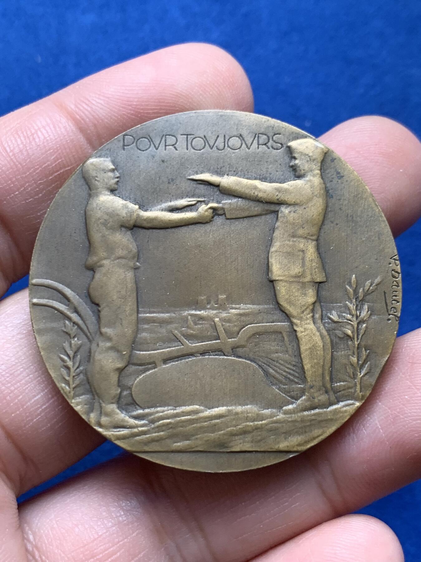 《竞宝斋》第440场 周日，周一，周二 3场连拍 （全场包邮） 美国一战老兵访问法国大铜章 原盒 直径44.2mm 重量39.45g