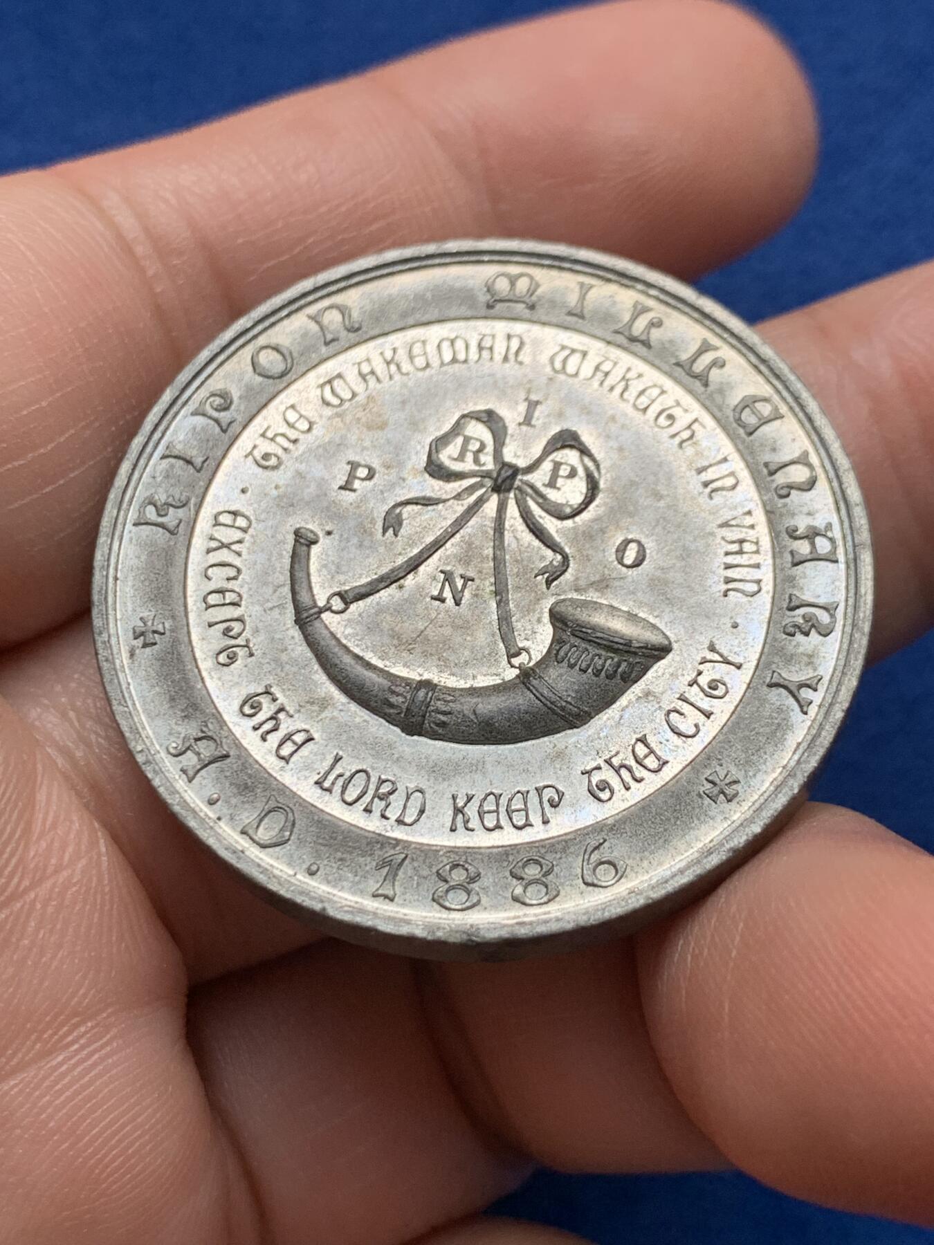 《竞宝斋》第440场 周日，周一，周二 3场连拍 （全场包邮） 英国里彭千年纪念铜章和白色金属章2枚，分别重27.52g，18.75g，尺寸36.2mm