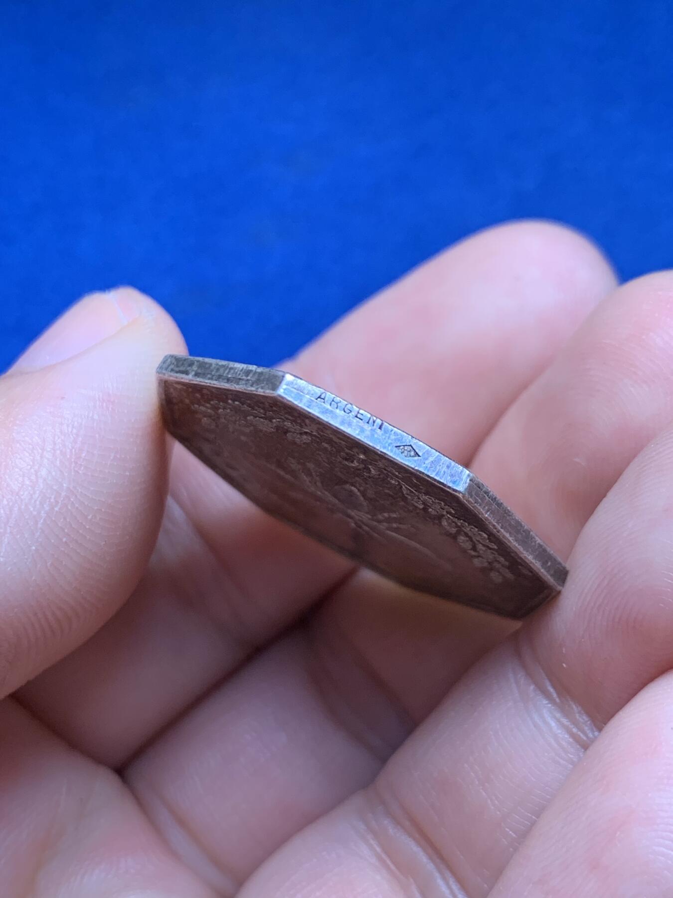 《竞宝斋》第440场 周日，周一，周二 3场连拍 （全场包邮） 1847年法国历史和自然科学协会八角银章，30MM，12.31克，菱形野猪头边铭，铭文:复杂精心的收集