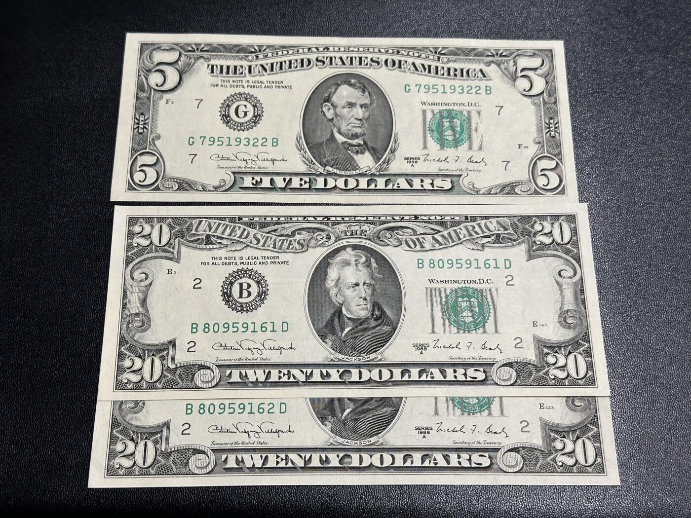 《外钞收藏家》第五百八十六期（品种丰富、精品多）（本平台长期征集拍品、欢迎藏友们联系合作） 1988年美国小头版5和20美元 3张一起 AU品相