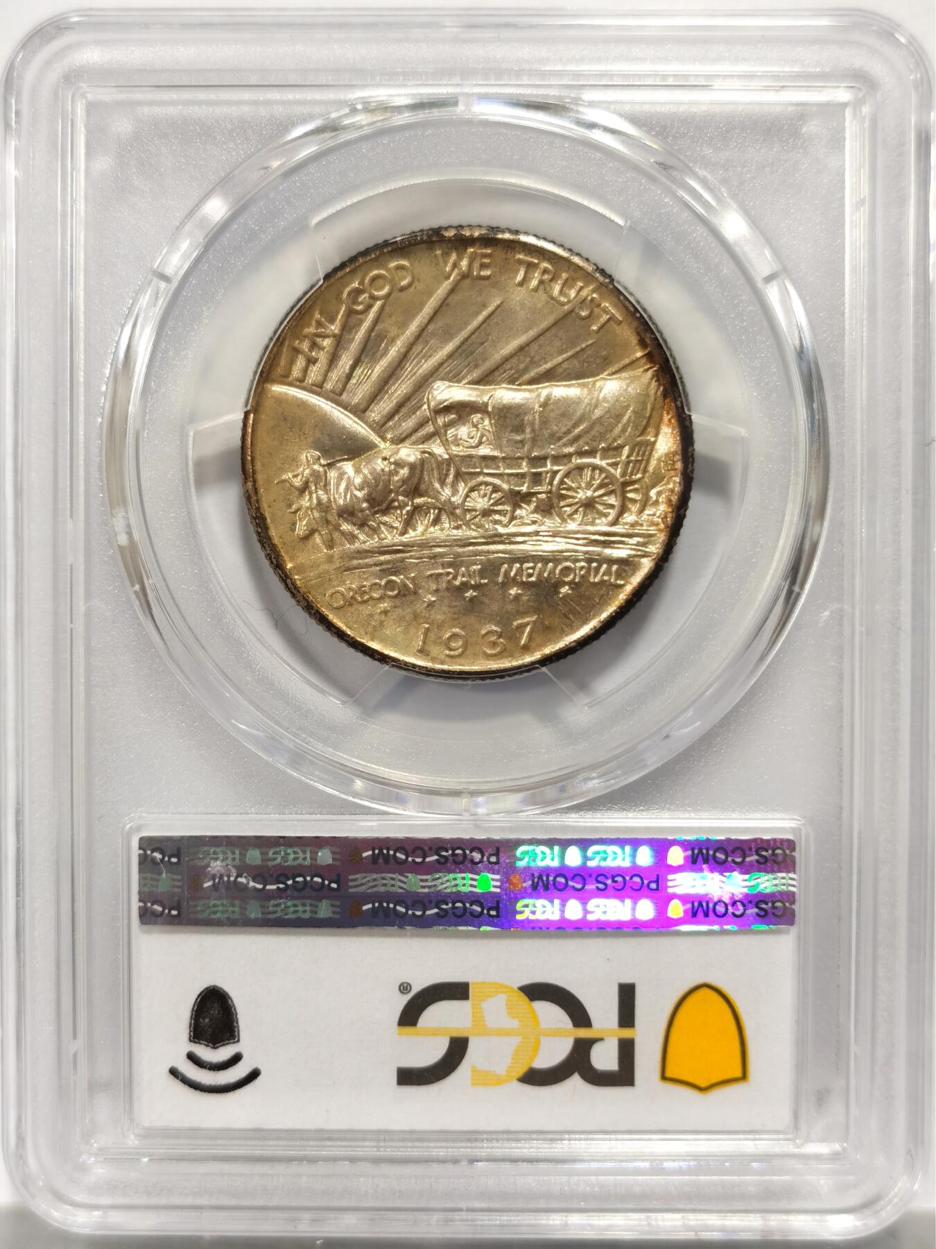 博洋堂藏家专场系列之美国钱币白金之夜专场暨第148期（全场包邮） PCGS MS67 美国1937 D 俄勒冈半美元小径纪念币 这枚硬币的设计被公认为美国铸币史上最美丽的艺术品之一 该币的发行旨在支持俄勒冈小径纪念协会的纪念标志和教育工作 发行量仅为12,008枚 获得此等高分凤毛麟角 此枚麦稀奇所见最高分 人像面环状赤红包浆 双面覆盖老包浆 极具吸引力 绝佳的藏品