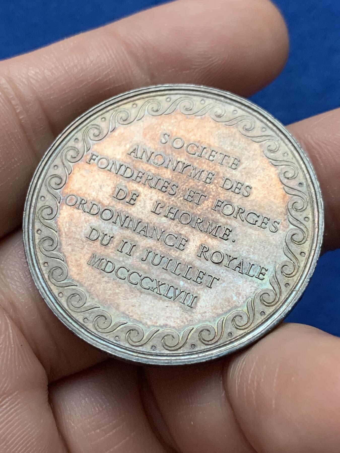 《竞宝斋》第440场 周日，周一，周二 3场连拍 （全场包邮） 法国1867年卢瓦尔省奥尔姆锻造厂银章，蜜蜂边铭，37.4mm，19.2g，正面为锻造厂锅炉等大型生产设备，背面为工厂成立时间铭文，正反阴阳五彩包浆，非常养眼，稀少品种