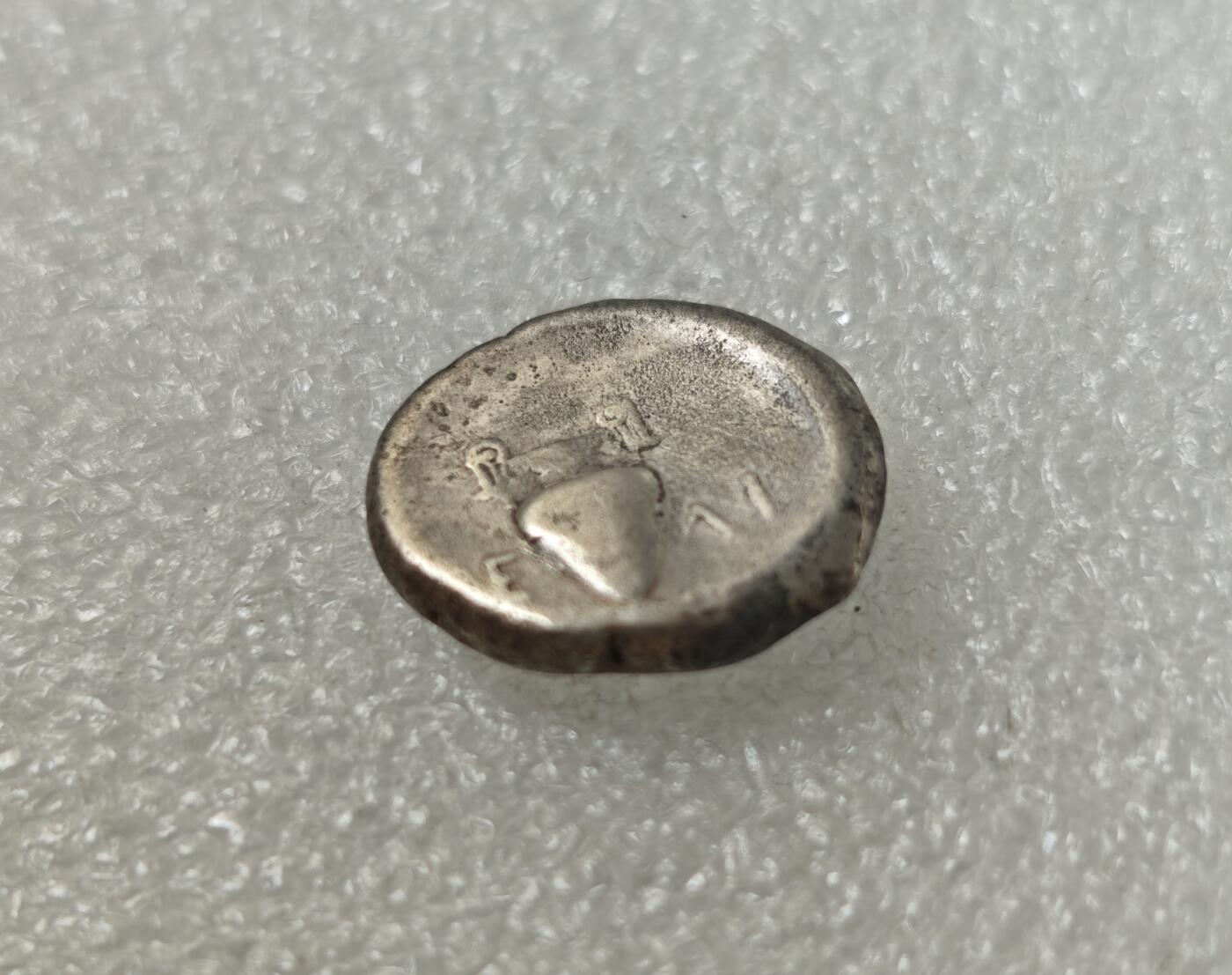 瓶子🏺第217期拍卖会   古希腊银币底比斯（也叫忒拜城）圣战士银标币 公元前368-前364年 正面是重装步兵著名的忒拜盾 背面酒罐是现在欧洲杯的奖杯原型 这枚钱币被制作时底比斯尚沐浴在大败斯巴达的荣光之下，在希腊世界称霸 见证了底比斯的辉煌岁月 22毫米 11.95克