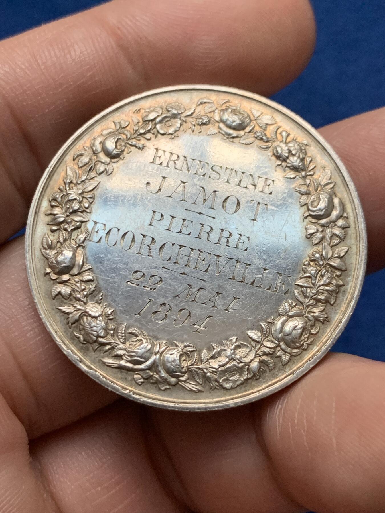 《竞宝斋》第440场 周日，周一，周二 3场连拍 （全场包邮） 法国婚姻与爱情纪念银章，22.52g，36.2mm，丰饶角边铭，手工雕花
