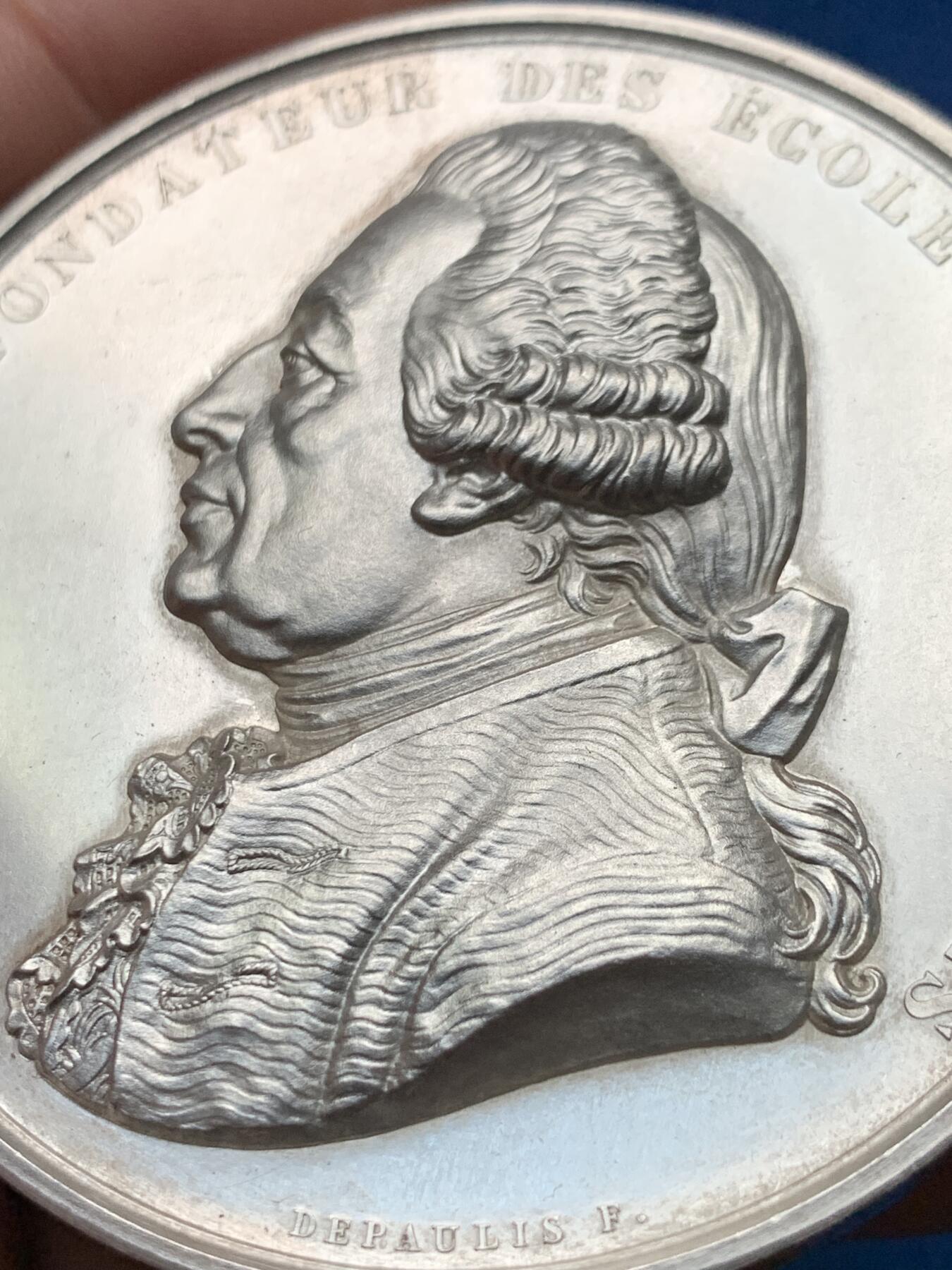 《竞宝斋》第440场 周日，周一，周二 3场连拍 （全场包邮） 法国Depaulis 阿尔福特兽医学院银章，创始人克劳德·布尔热拉头像，高浮雕，117.15g，63.1mm，蜜蜂边铭