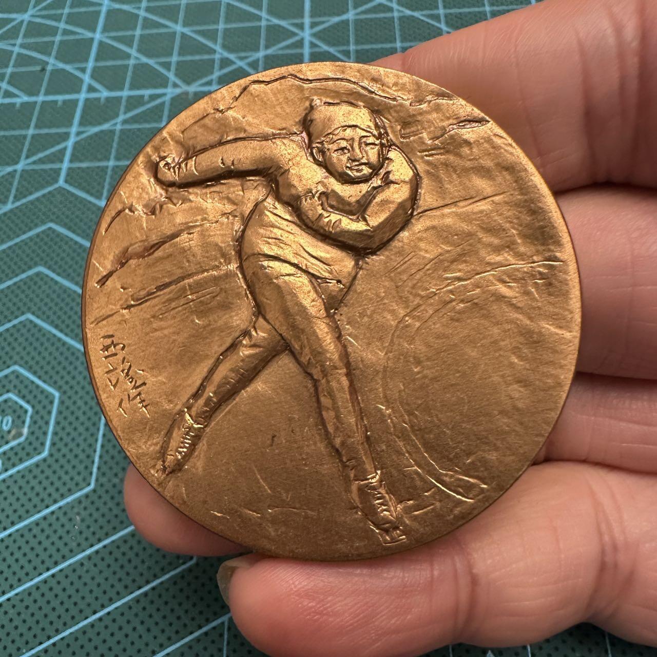 蒂克钱币-第48场日本章牌专场 日本造币局制 1972年札幌冬奥会铜章 50mm 94g