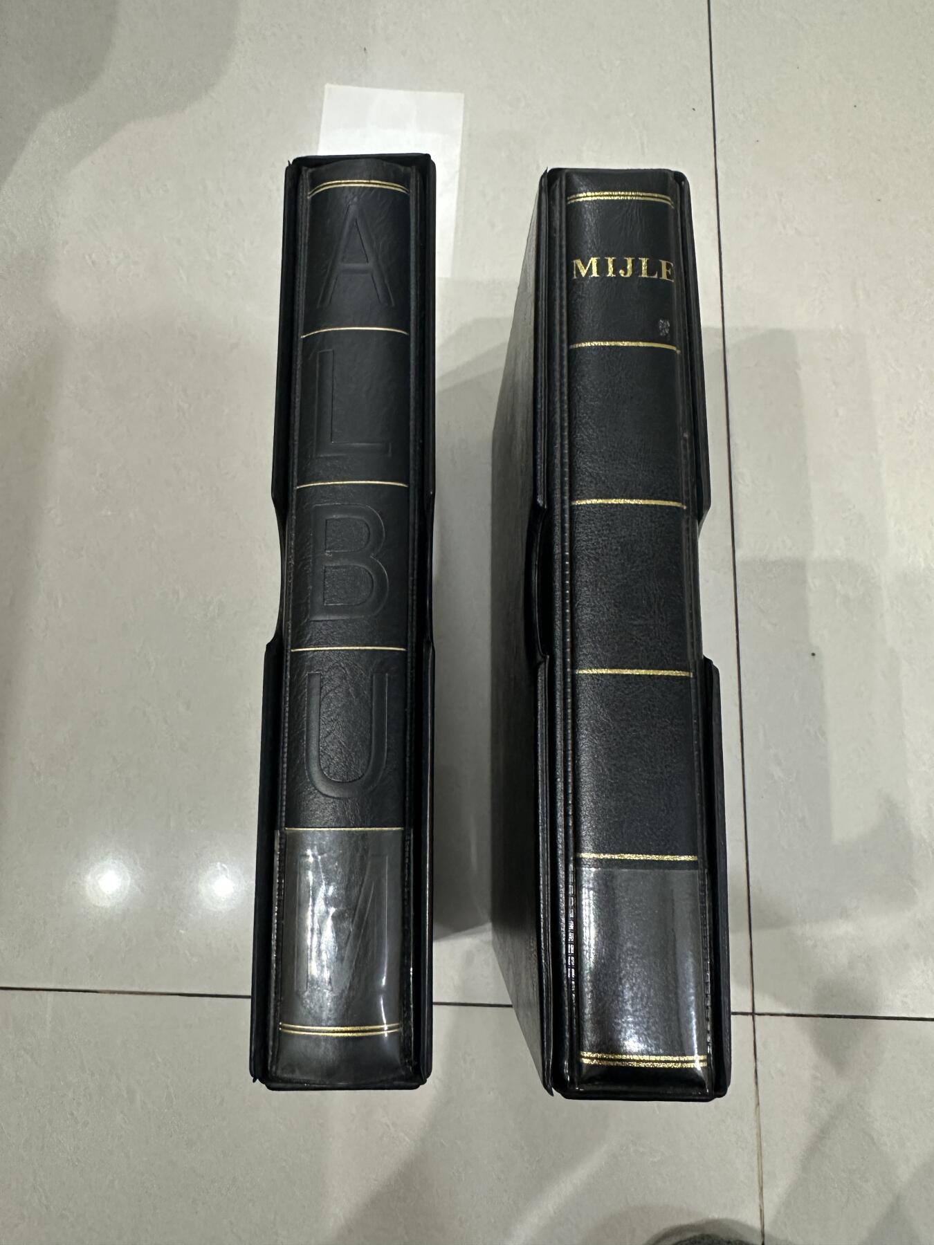 《外钞收藏家》第五百八十六期（品种丰富、精品多）（本平台长期征集拍品、欢迎藏友们联系合作） 2个版本2本裸币3隔页册子 接近全新 如图