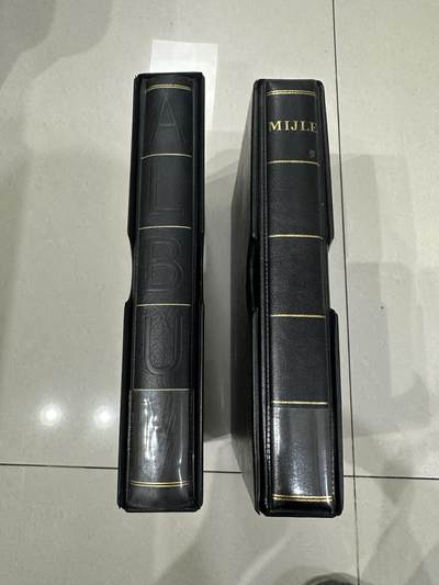 《外钞收藏家》第五百八十六期（品种丰富、精品多）（本平台长期征集拍品、欢迎藏友们联系合作） - 2个版本2本裸币3隔页册子 接近全新 如图