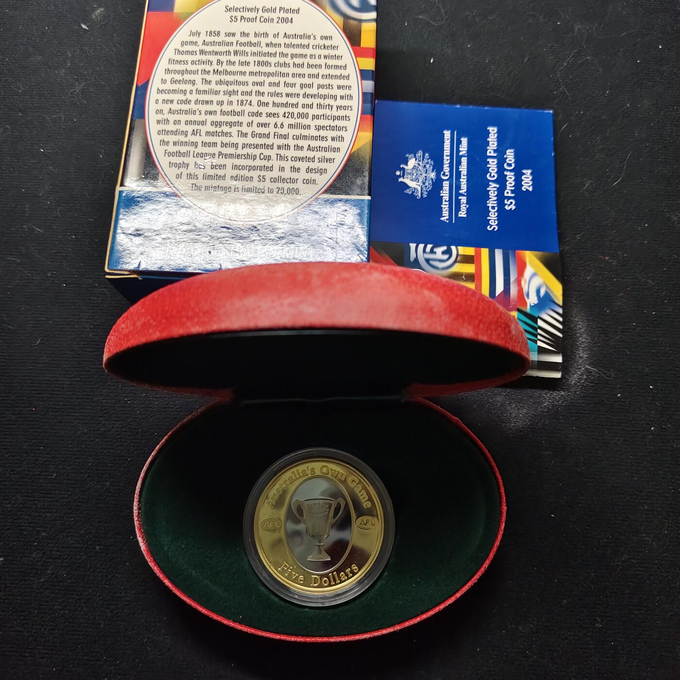 【全场包邮】纯粹捡漏拍479场（免费代拍第16场） 澳大利亚2004年5元澳式足球联盟（AFL）精制999纯金镀金纪念币-橄榄球形原盒带证书