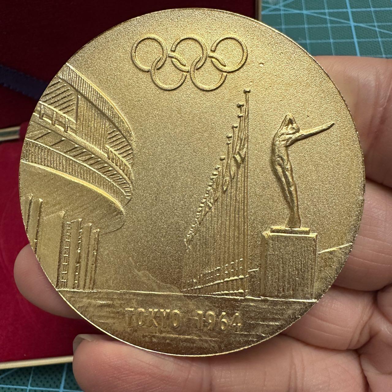 蒂克钱币-第48场日本章牌专场 日本 1964年 东京奥运会 镀金章 60mm 85g