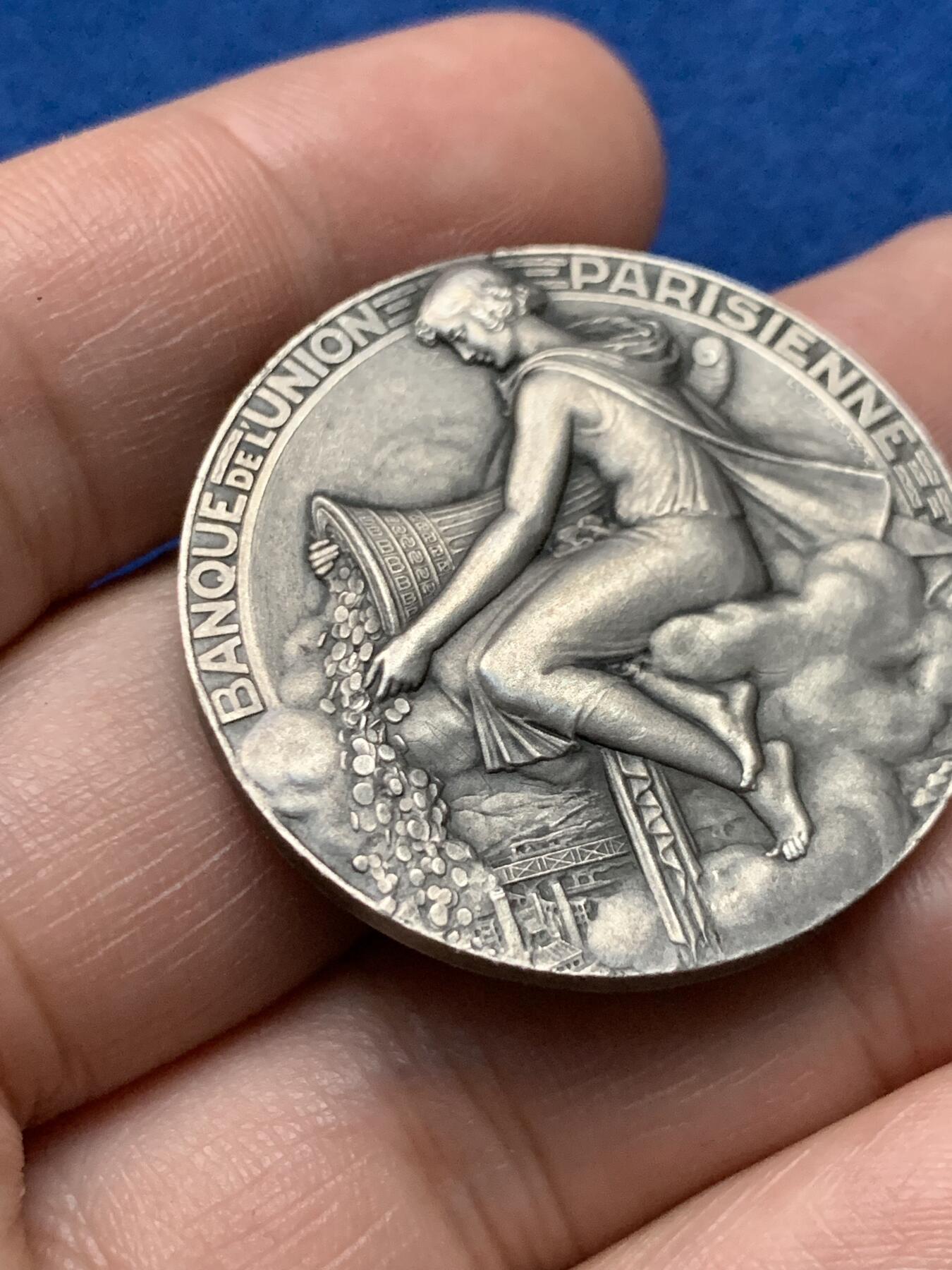 《竞宝斋》第440场 周日，周一，周二 3场连拍 （全场包邮） 法国巴黎联合银行银质代币，财富女神手持丰饶角，由巴黎造币厂总雕刻师吕西安·巴佐尔雕刻而成，22.3g，35.6mm，丰饶角2argent边铭，有轻磕