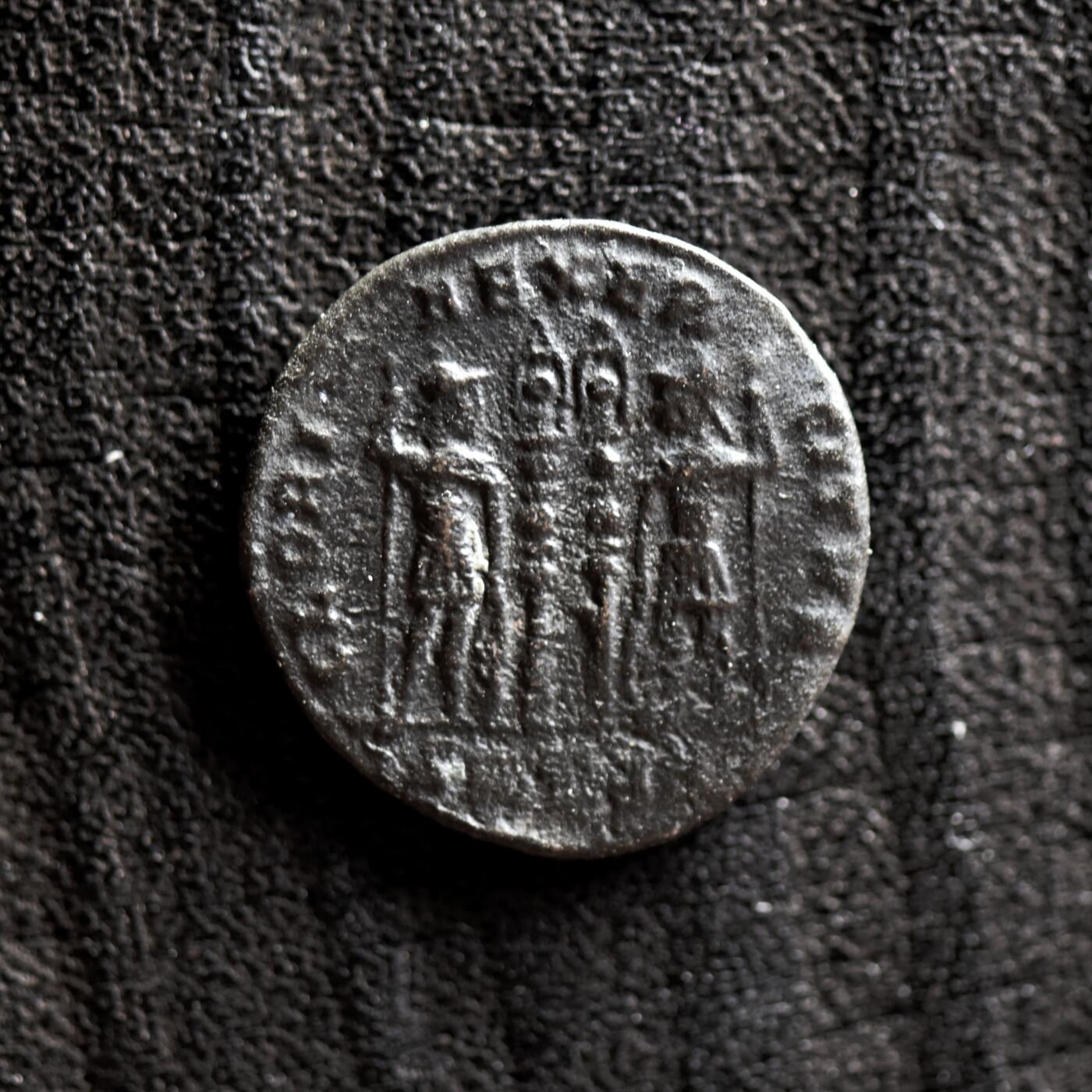 【良泉】第41期【自动场】11月27日晚19.30点开拍！86组，西方古代钱币专场 公元337-340年【古罗马】君士坦丁二世“士兵军旗”铜币，1.72克