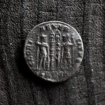 【良泉】第41期【自动场】11月27日晚19.30点开拍！86组，西方古代钱币专场 - 公元337-340年【古罗马】君士坦丁二世“士兵军旗”铜币，1.72克