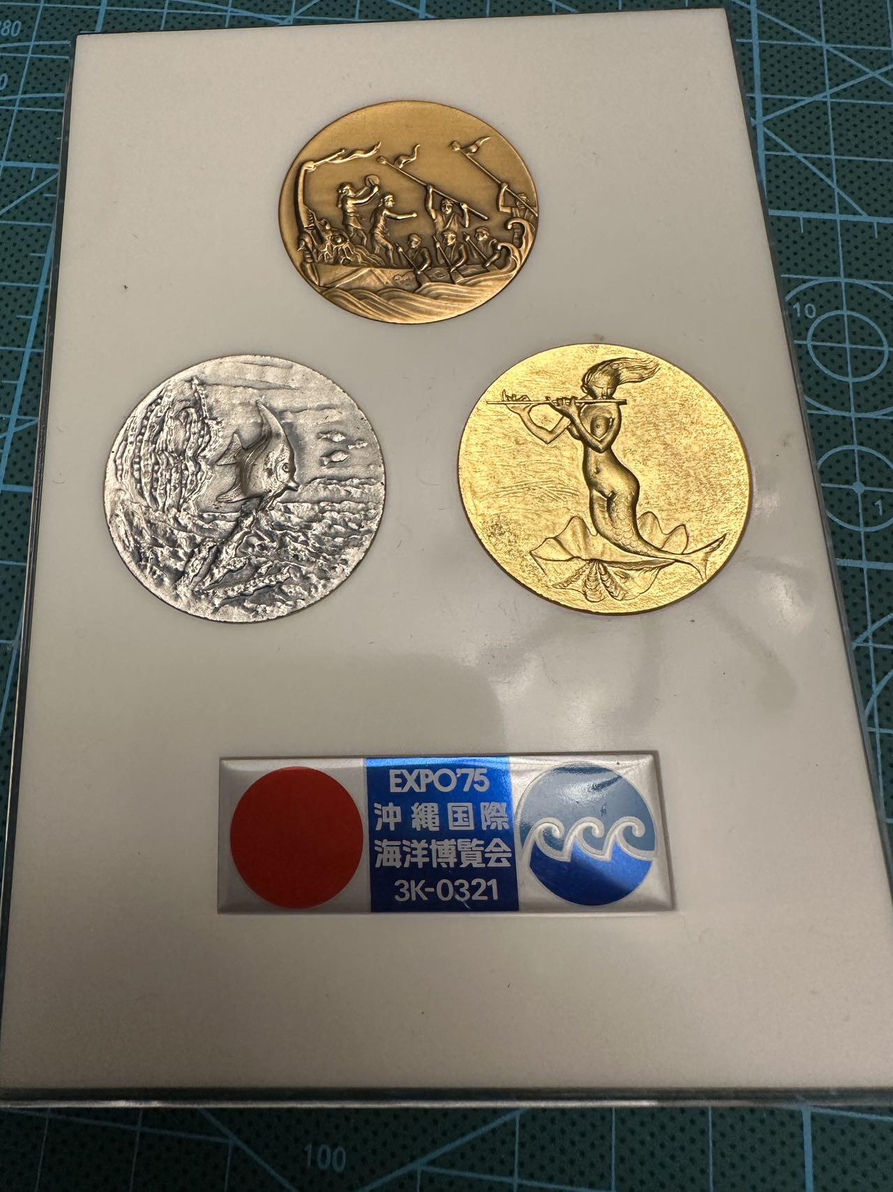 蒂克钱币-第48场日本章牌专场 日本 冲绳海洋博览会 铜章+镀银+镀金 章一组 亚克力盒