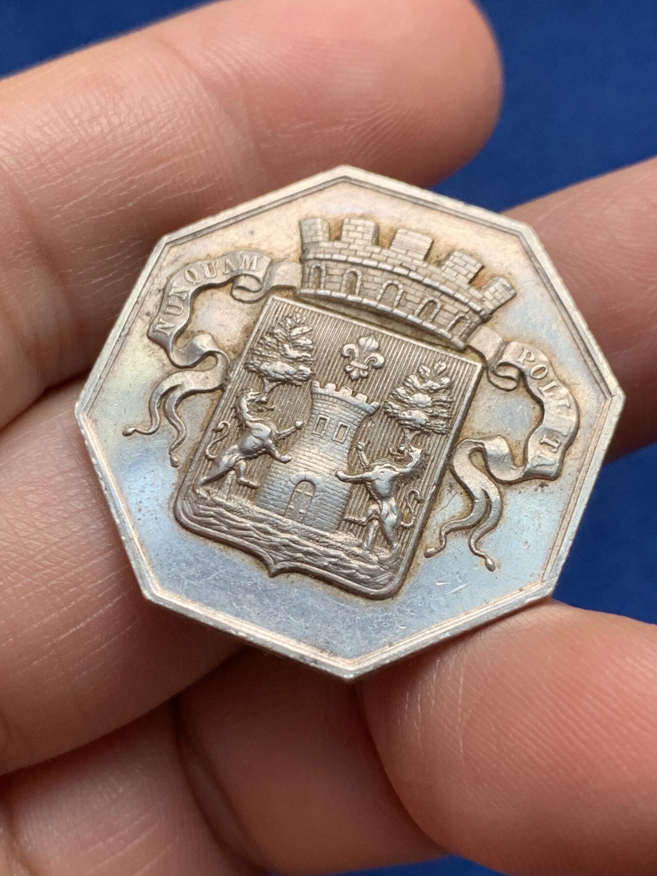 《竞宝斋》第440场 周日，周一，周二 3场连拍 （全场包邮） 法国巴约讷储蓄银行八角银质代币，14.05g，30.5mm，丰饶角1argent边铭