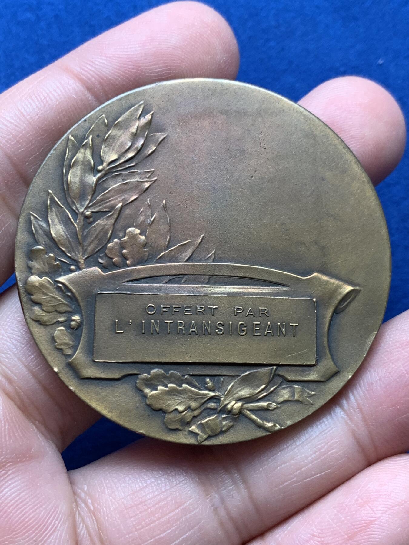 《竞宝斋》第440场 周日，周一，周二 3场连拍 （全场包邮） 法国由“毫不妥协”提供的铜章，50.12g，49.5mm，三角形+铜标