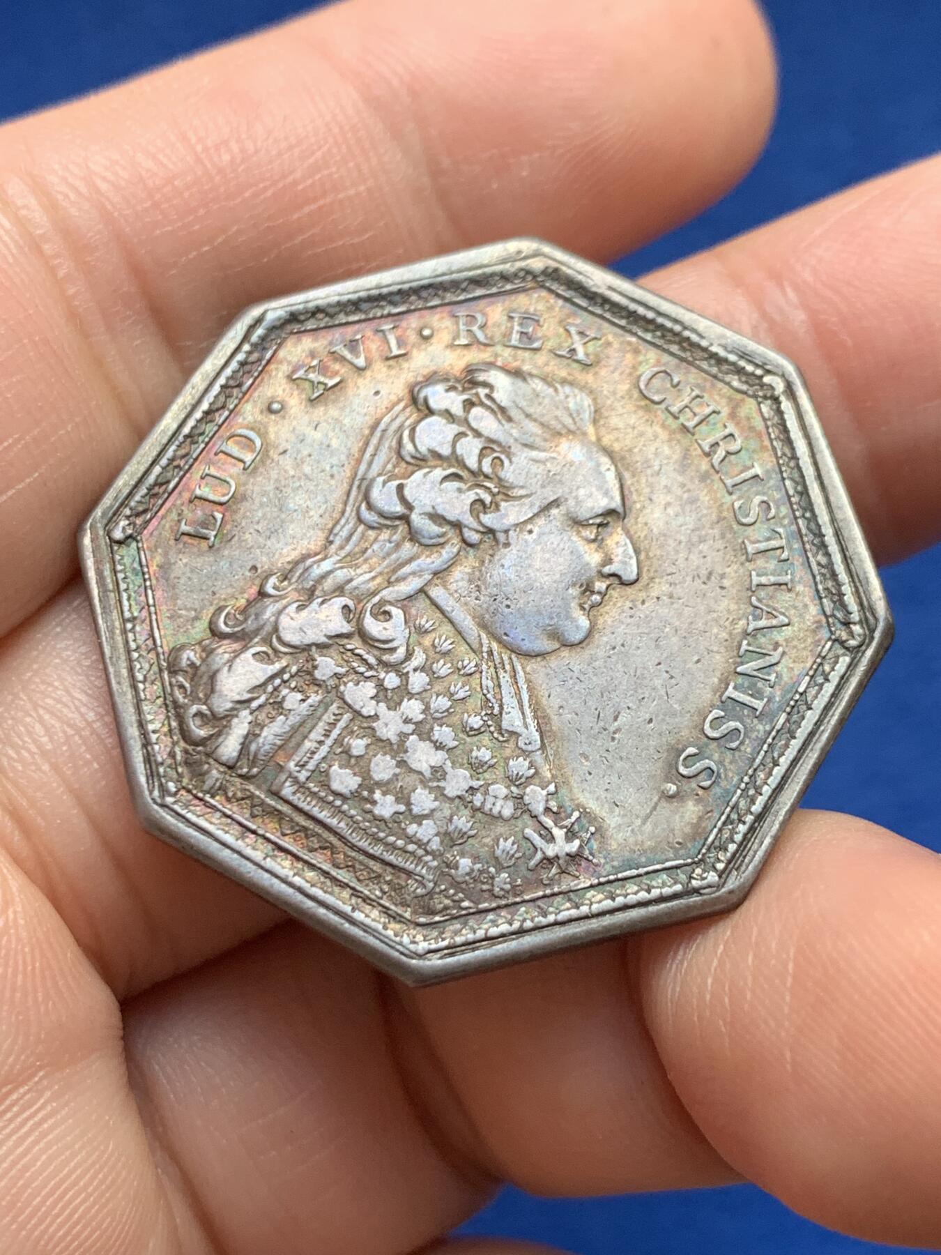 《竞宝斋》第440场 周日，周一，周二 3场连拍 （全场包邮） 法国八角银章，路易十六头像圣灵勋章，16.62g，33.8mm，早期无边铭