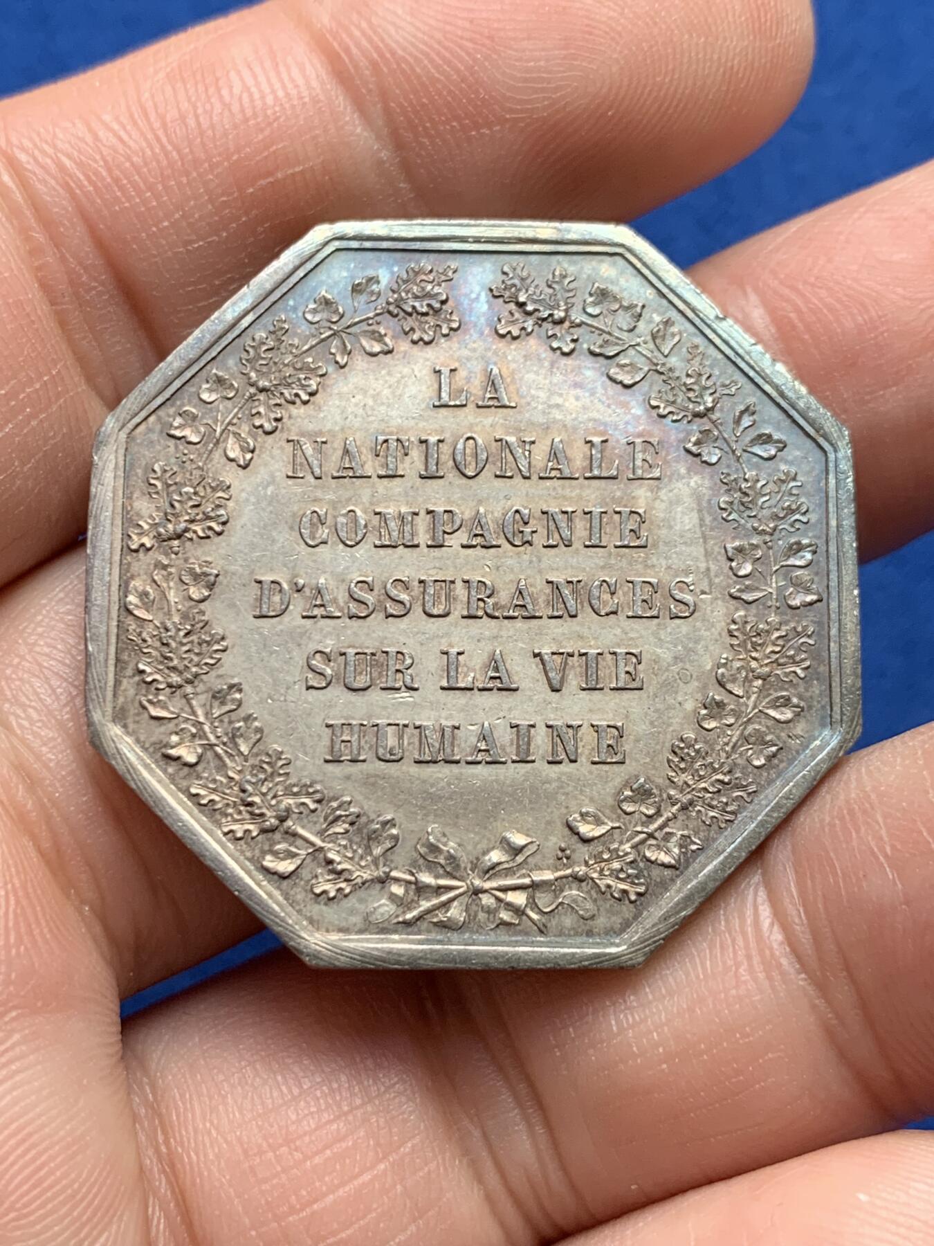 《竞宝斋》第440场 周日，周一，周二 3场连拍 （全场包邮） 法国国家人寿保险公司八角银章，36.2MM，20.9克，蜜蜂边铭，此边铭较少