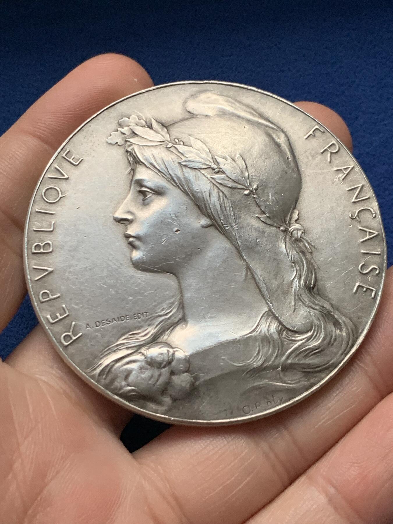 《竞宝斋》第440场 周日，周一，周二 3场连拍 （全场包邮） 法国O.Roty 自由帽玛丽安娜 由下塞纳省省长提供大银章，82.37g，58.8mm，边铭：野猪头+菱形argent，有轻磕