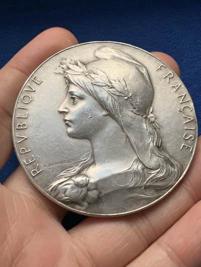 《竞宝斋》第440场 周日，周一，周二 3场连拍 （全场包邮） - 法国O.Roty 自由帽玛丽安娜 由下塞纳省省长提供大银章，82.37g，58.8mm，边铭：野猪头+菱形argent，有轻磕