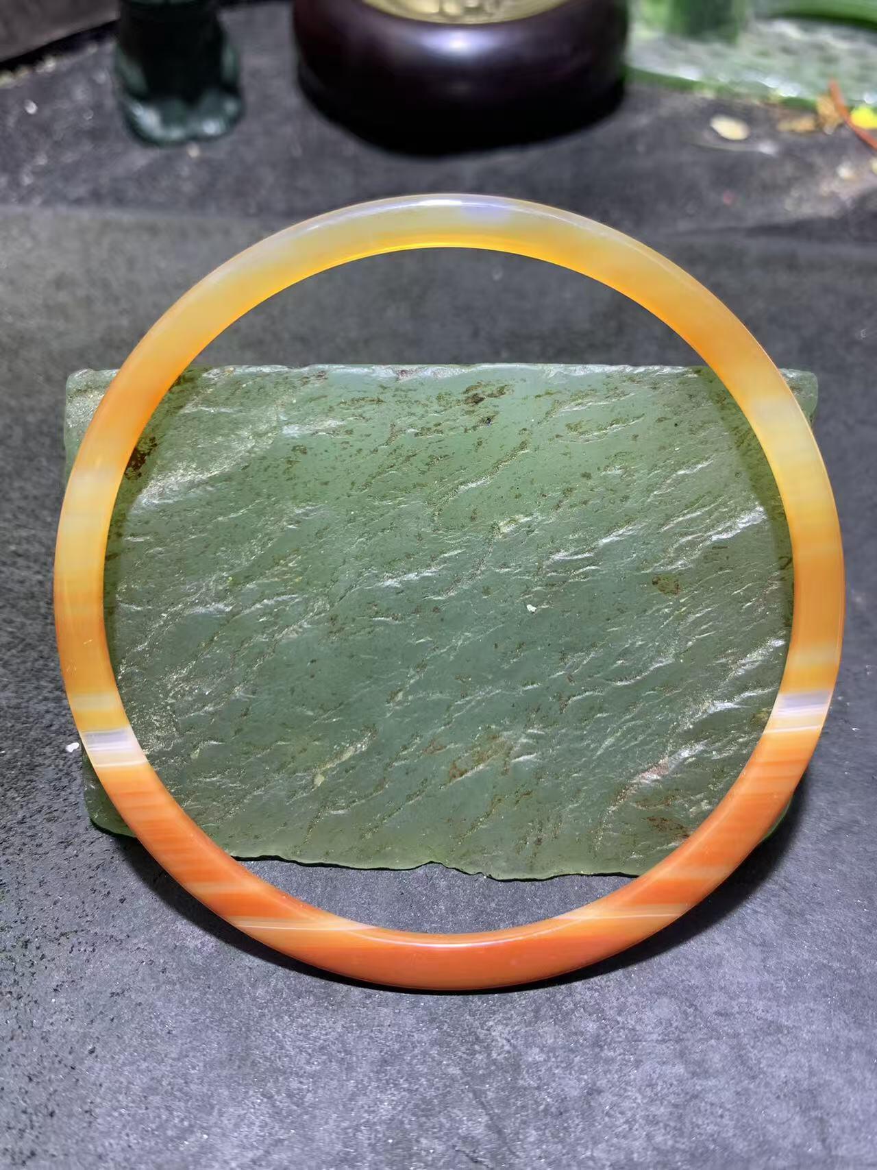 精美缠丝玛瑙条镯一只