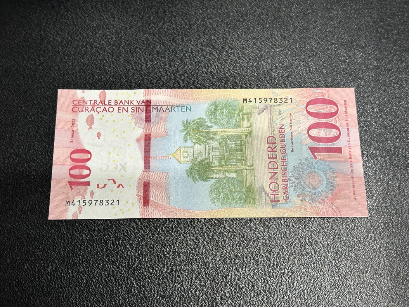 《外钞收藏家》第五百八十六期（品种丰富、精品多）（本平台长期征集拍品、欢迎藏友们联系合作） 2025年版库拉索和圣马丁100盾 全新UNC 尾321