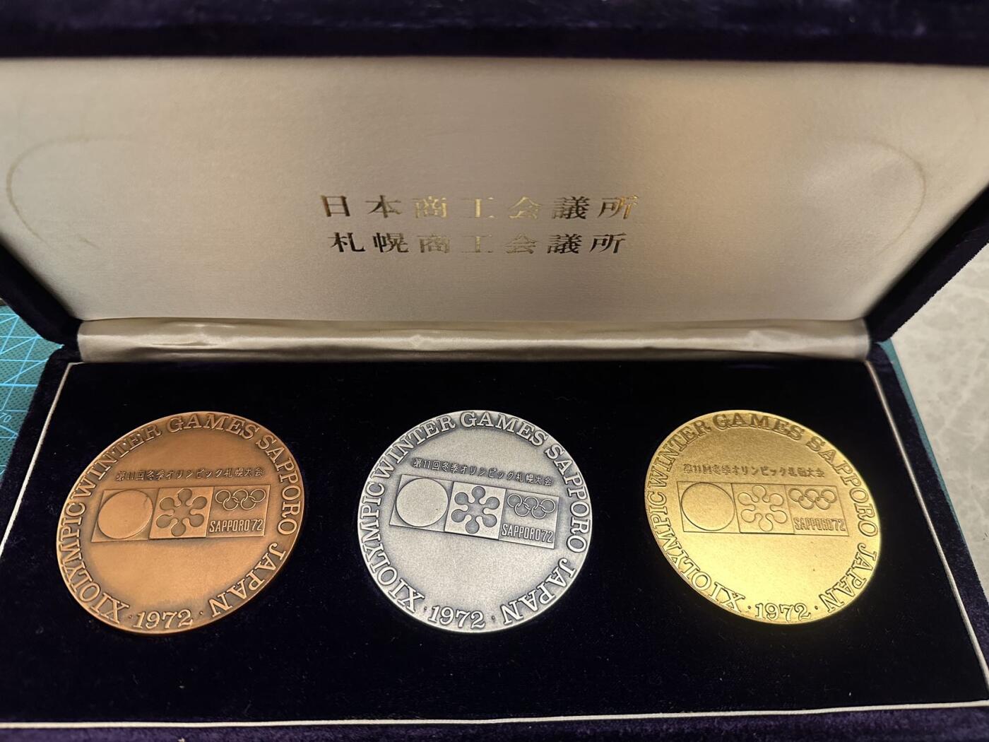 蒂克钱币-第48场日本章牌专场 日本 1972年 札幌冬奥会 少见 铜章+镀银+镀金章 64mm 469g