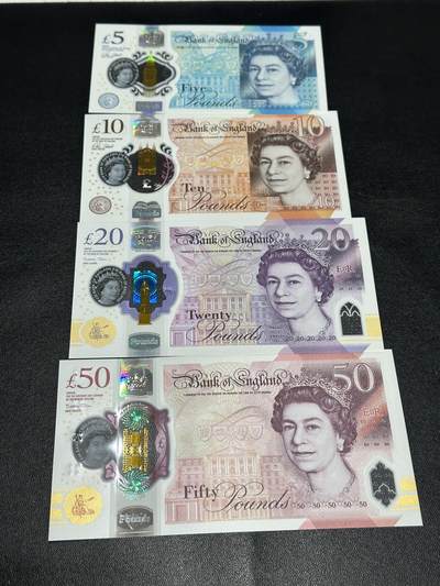 《外钞收藏家》第五百八十六期（品种丰富、精品多）（本平台长期征集拍品、欢迎藏友们联系合作） - 英国女王版塑料钞5-50镑 四张一起 全新UNC