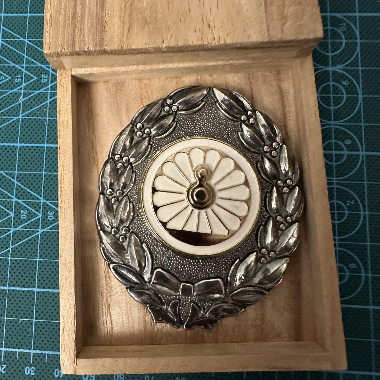 蒂克钱币-第48场日本章牌专场 日本 铁路局效绩章受赏纪念 77*65mm 124g 木盒