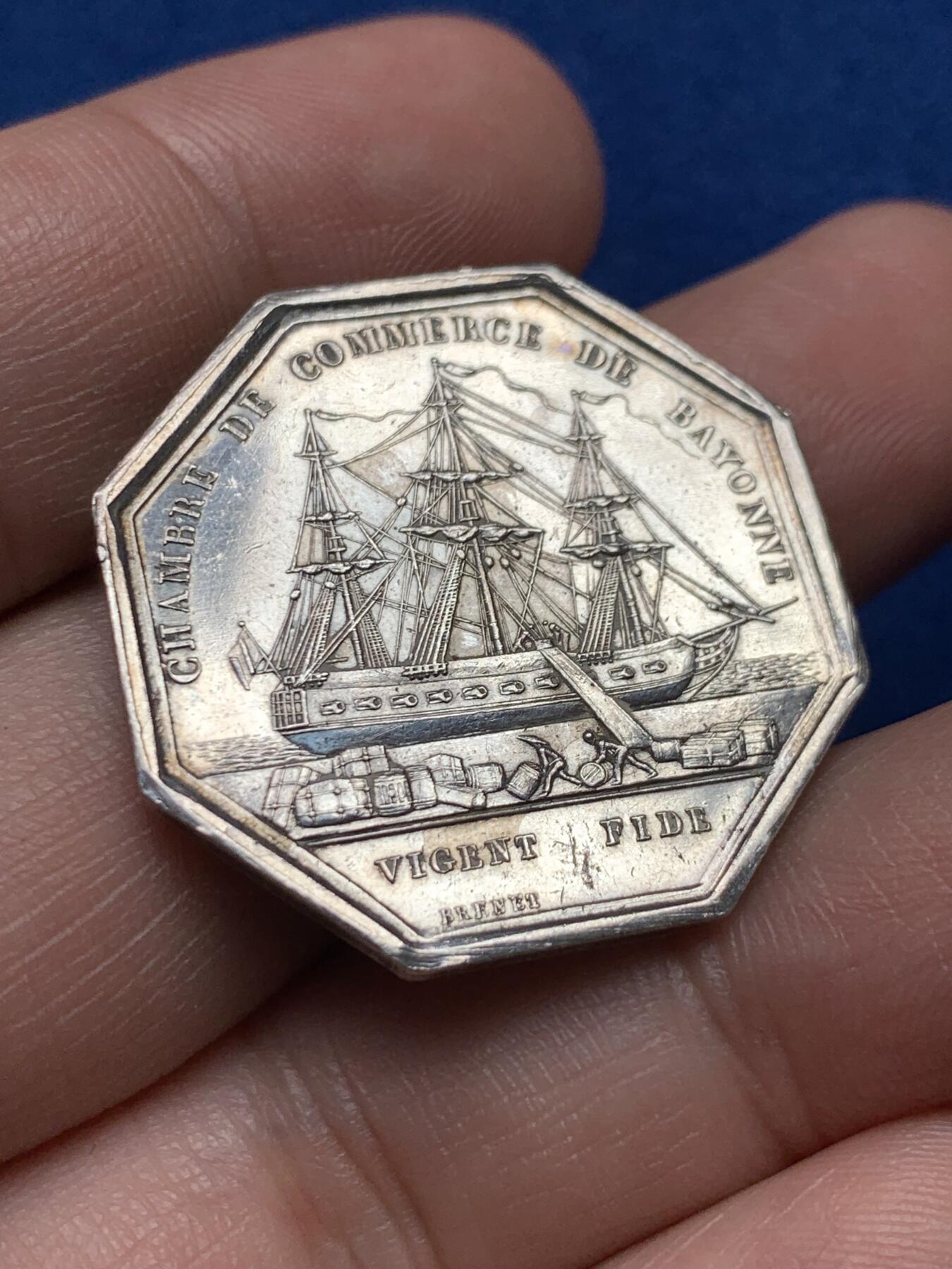 《竞宝斋》第440场 周日，周一，周二 3场连拍 （全场包邮） 法国八角银章，路易菲利普头像巴约讷商会，12.3g，30.6mm，手指边铭