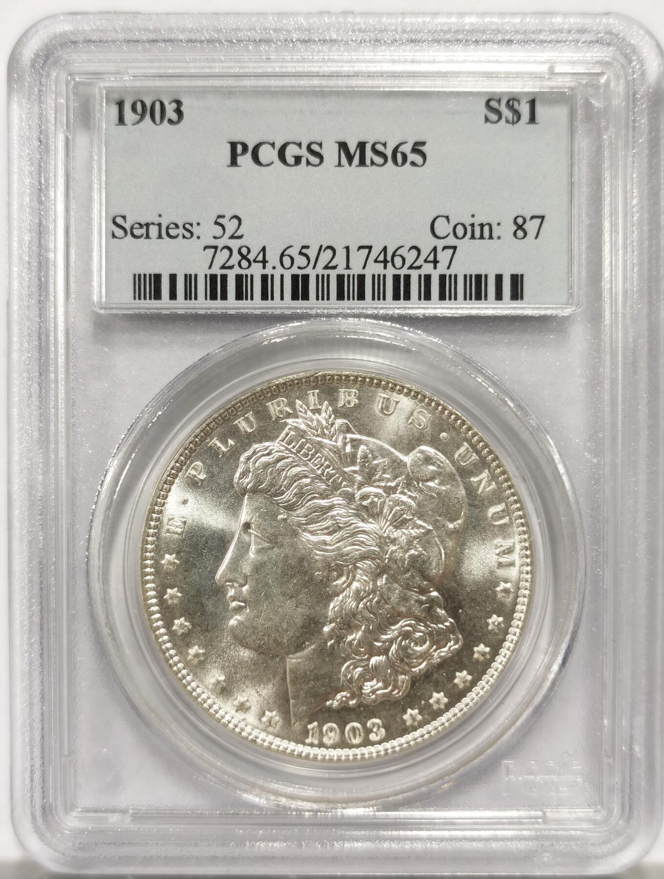 博洋堂藏家专场系列之美国钱币白金之夜专场暨第148期（全场包邮） PCGS MS65 美国1903 摩根 老盒 严评 此年绝大多数银币一出厂便直接入库 在《皮特曼法案》的大规模熔毁中 因遵循“后进先出”原则 这些最新入库的1903年银元首当其冲 超过95%的产量在原封币袋中就被销毁 因此这个本应常见的年份 其未流通品相意外地变得极其稀有和珍贵 此枚麦稀奇所见最高分 品相极佳 十字转光 收藏好品