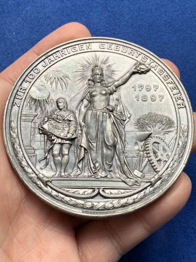 《竞宝斋》第440场 周日，周一，周二 3场连拍 （全场包邮） - 普鲁士1897德皇百年纪念章 原盒 直径74.5mm 重量137.5g