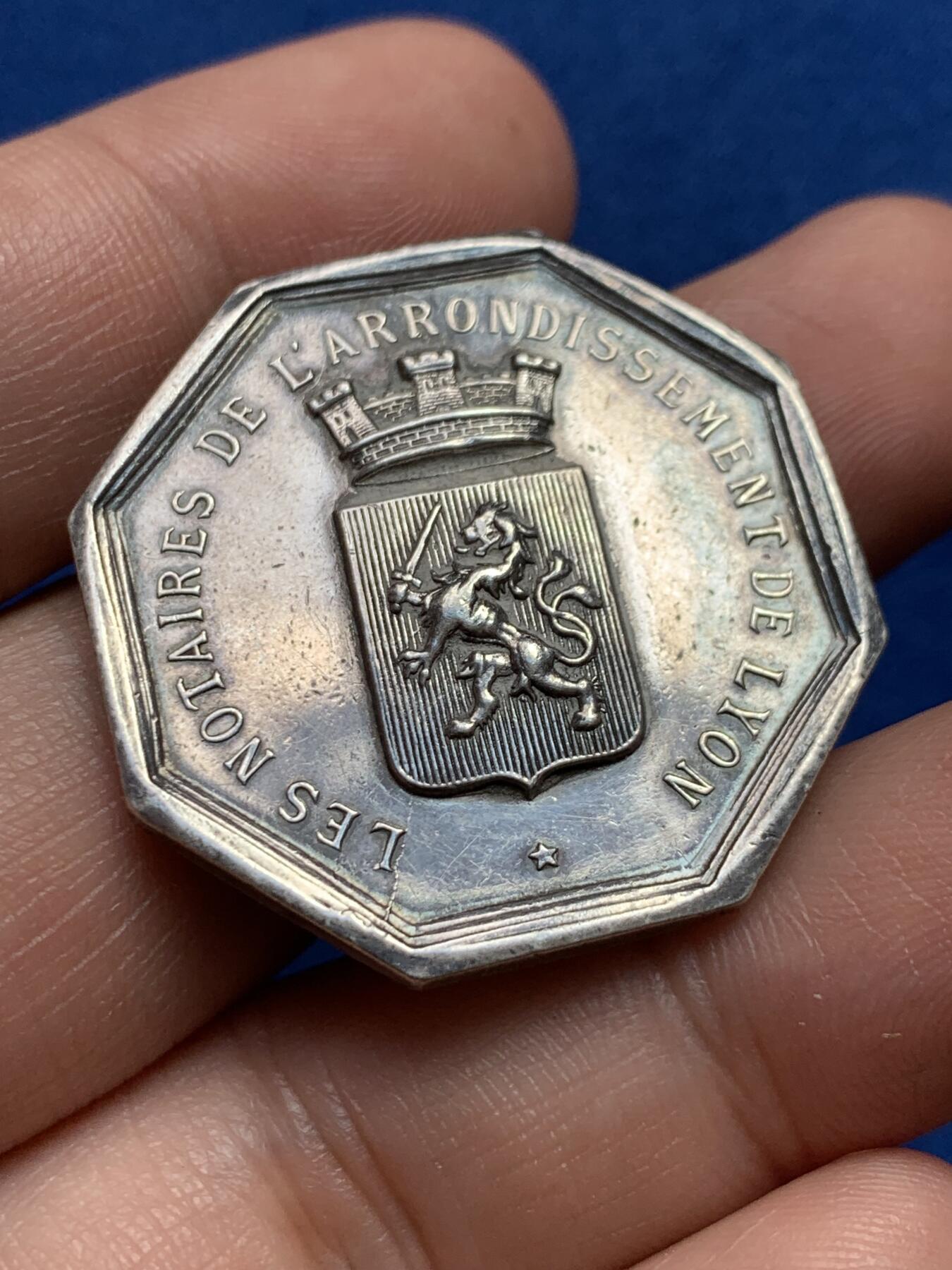 《竞宝斋》第440场 周日，周一，周二 3场连拍 （全场包邮） 法国里昂公证人八角银质代币，14.66g，33.1mm，蜜蜂边铭