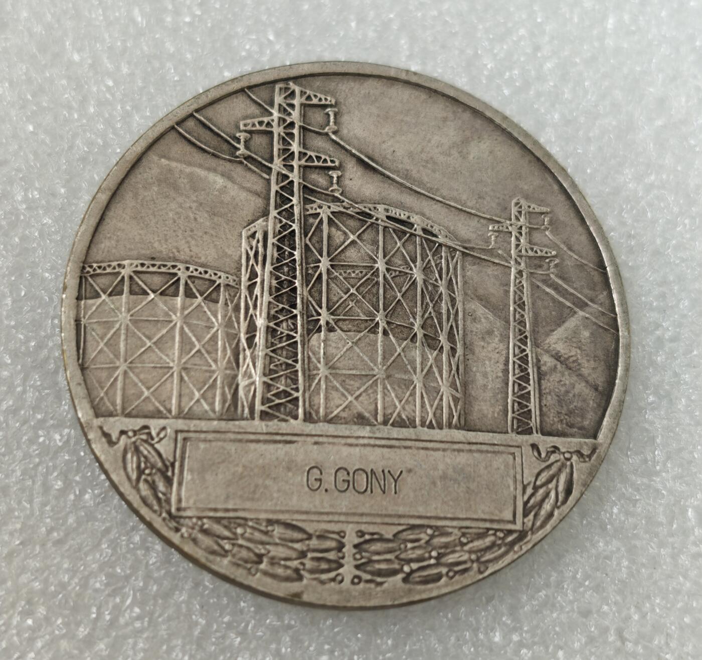 瓶子🏺第217期拍卖会  20世纪早期法国电力公司荣誉员工镀银纪念铜章  正面是潘神起火  背面事法国电力网图案