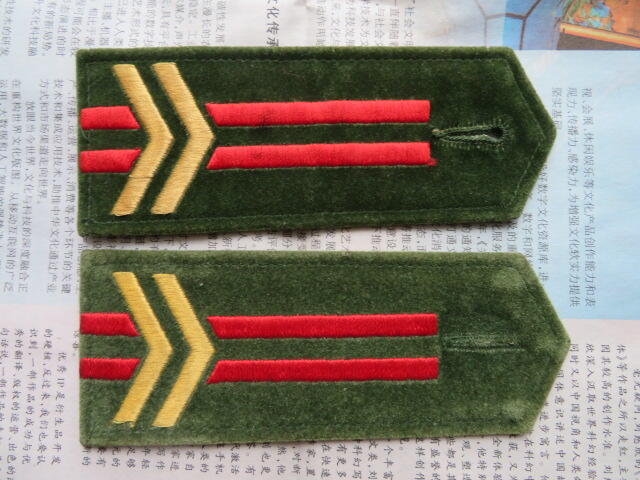 37--93二级警士长软肩章一付（2号，非全新）