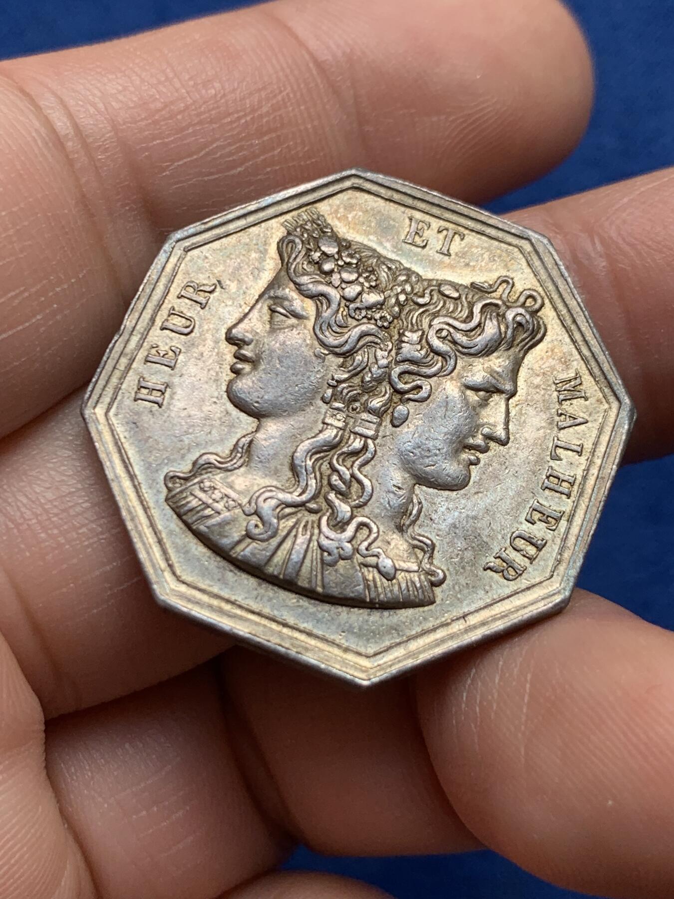 《竞宝斋》第440场 周日，周一，周二 3场连拍 （全场包邮） 法国寓言故事幸福与不幸八角银章，30.1MM，14克，早期神灯边铭，此原铸银章品相难得