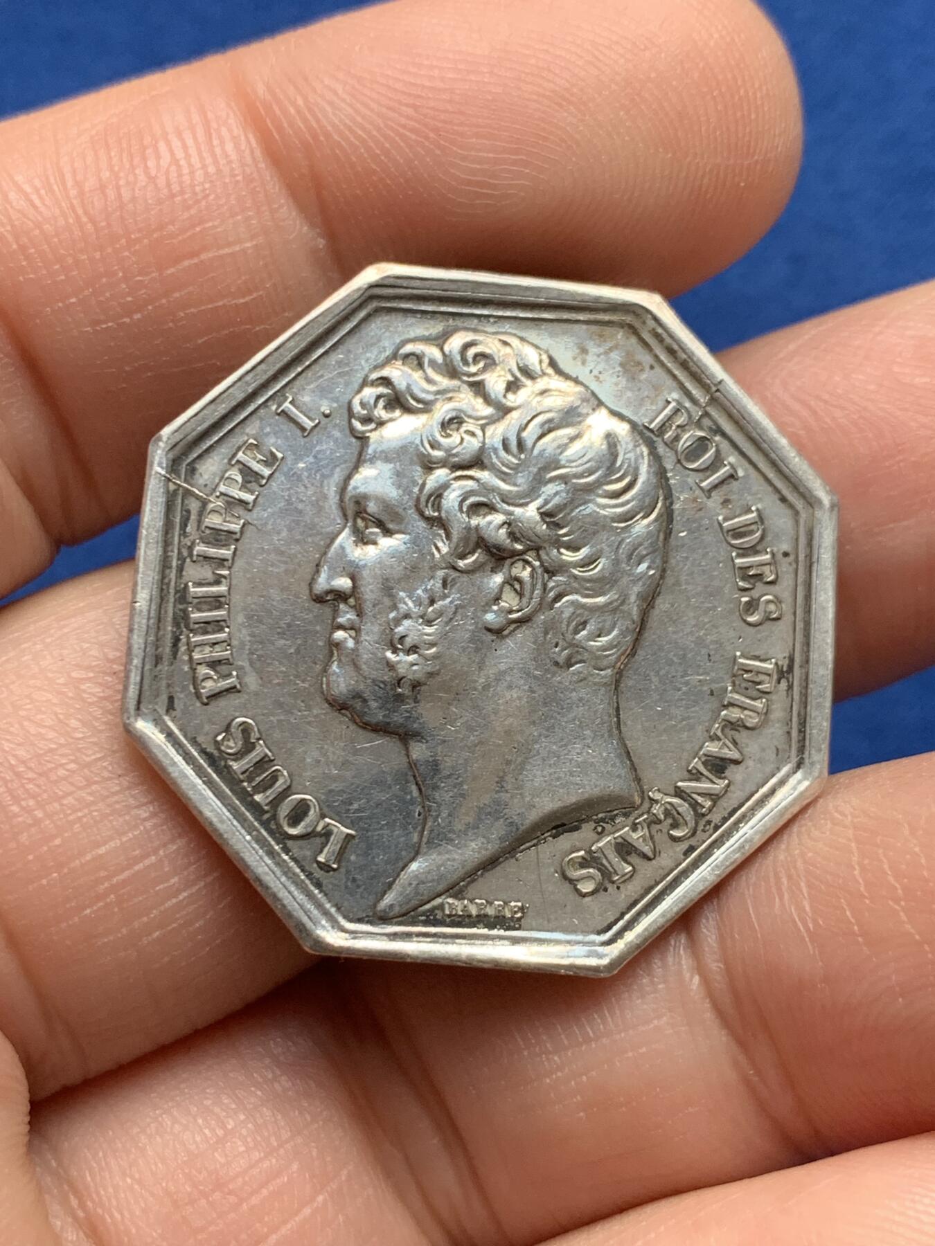 《竞宝斋》第440场 周日，周一，周二 3场连拍 （全场包邮） 法国八角银章，路易菲利普头像巴约讷商会，12.3g，30.6mm，手指边铭