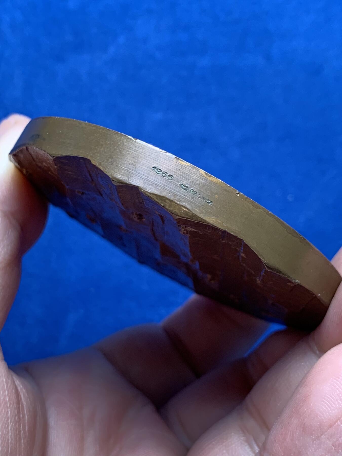 《竞宝斋》第440场 周日，周一，周二 3场连拍 （全场包邮） 法国1966年《费加罗报》创刊百年纪念铜章 直径72.5mm 重量197g 丰饶角铜标