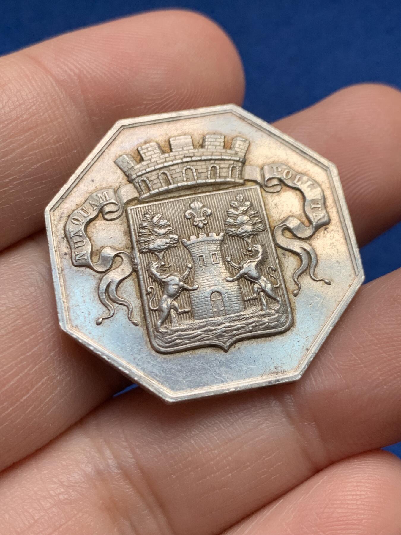 《竞宝斋》第440场 周日，周一，周二 3场连拍 （全场包邮） 法国巴约讷储蓄银行八角银质代币，14.05g，30.5mm，丰饶角1argent边铭