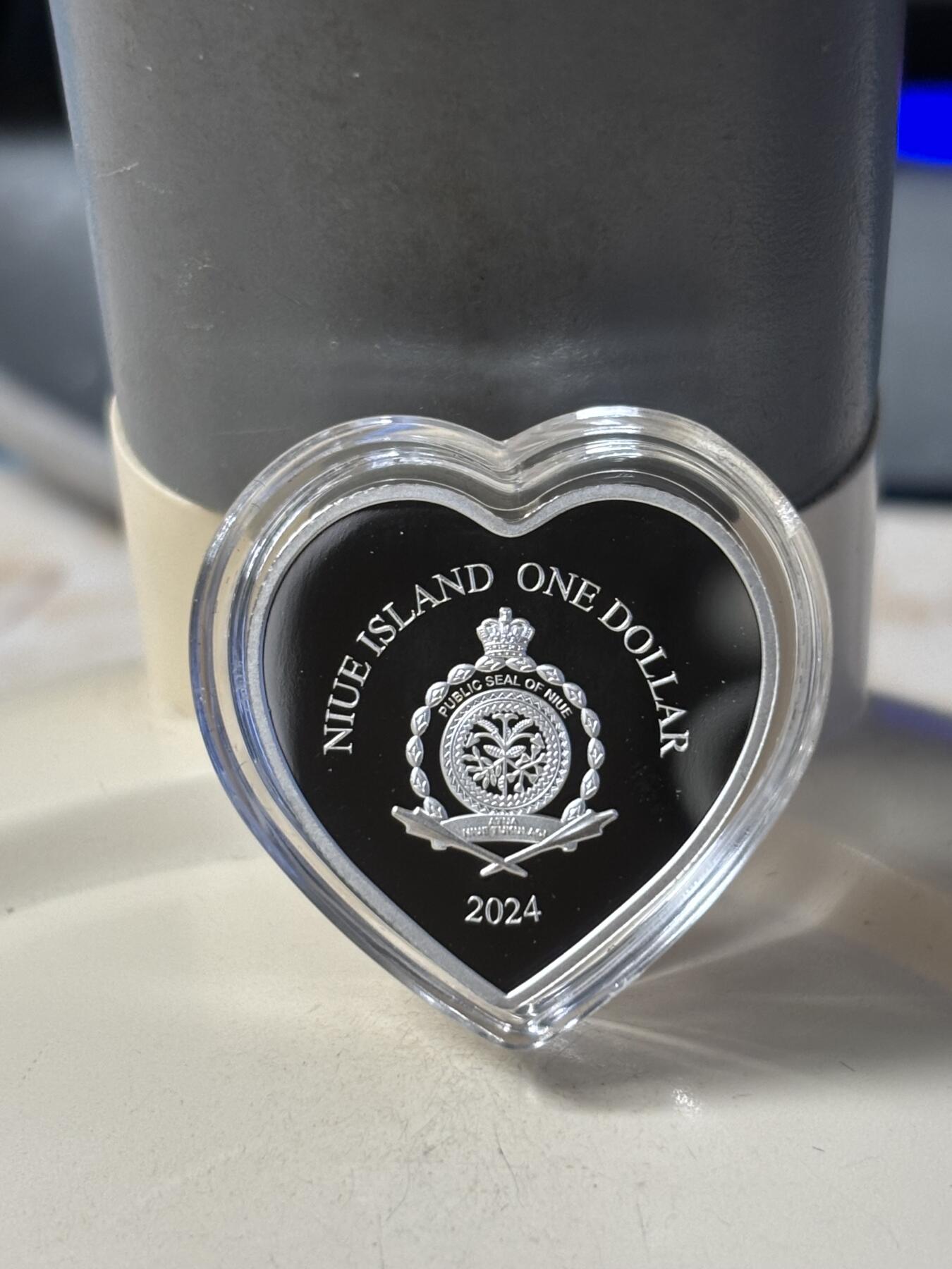 第182期拍卖 2024年纽埃1元水晶镶嵌精制银币 情人节系列-2024年情人节 10克999银 发行量：999 盒证全