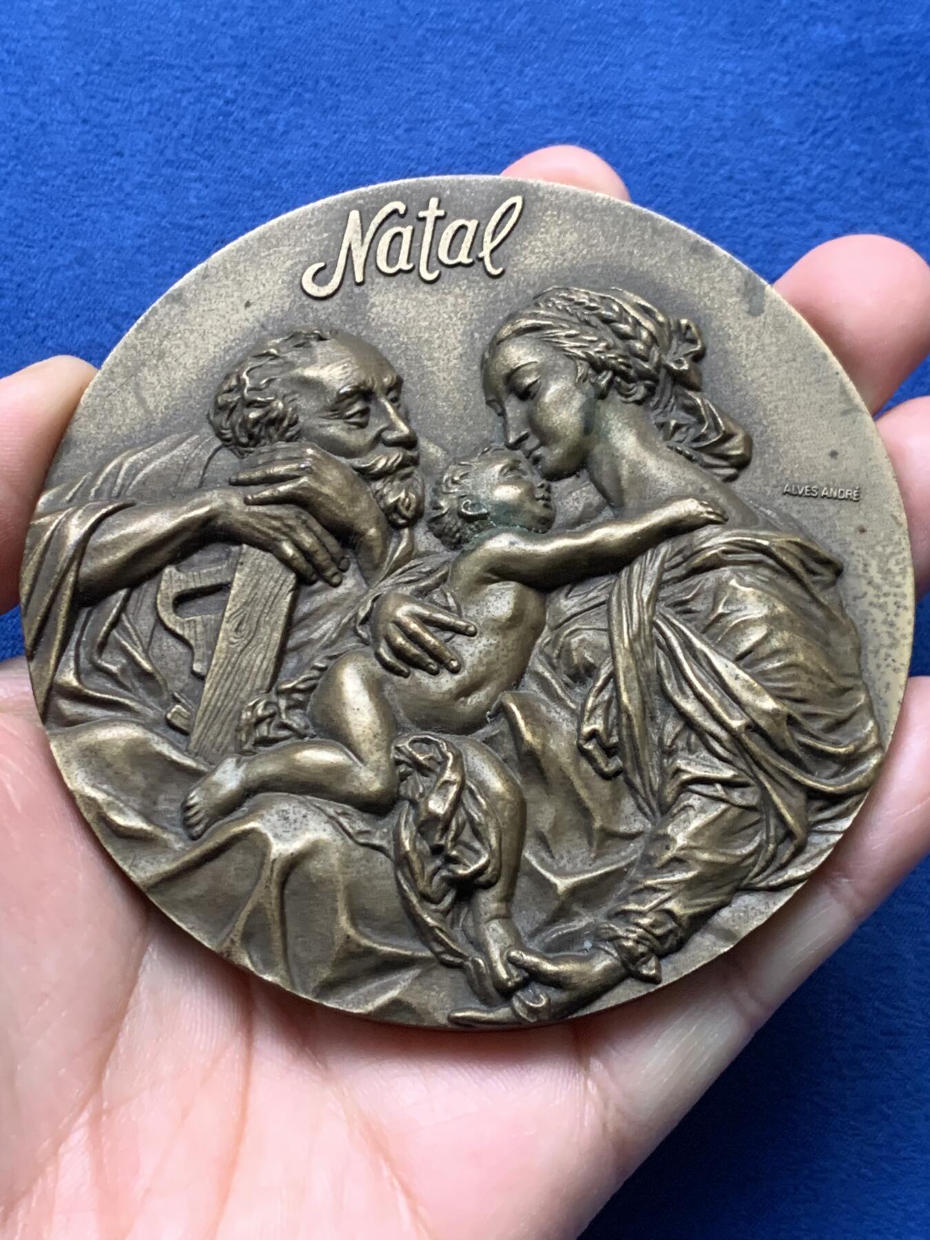 《竞宝斋》第440场 周日，周一，周二 3场连拍 （全场包邮） 法国宗教圣诞颂歌铜奖章，317.9g，90.4mm，无边铭，超高浮雕，带原包装