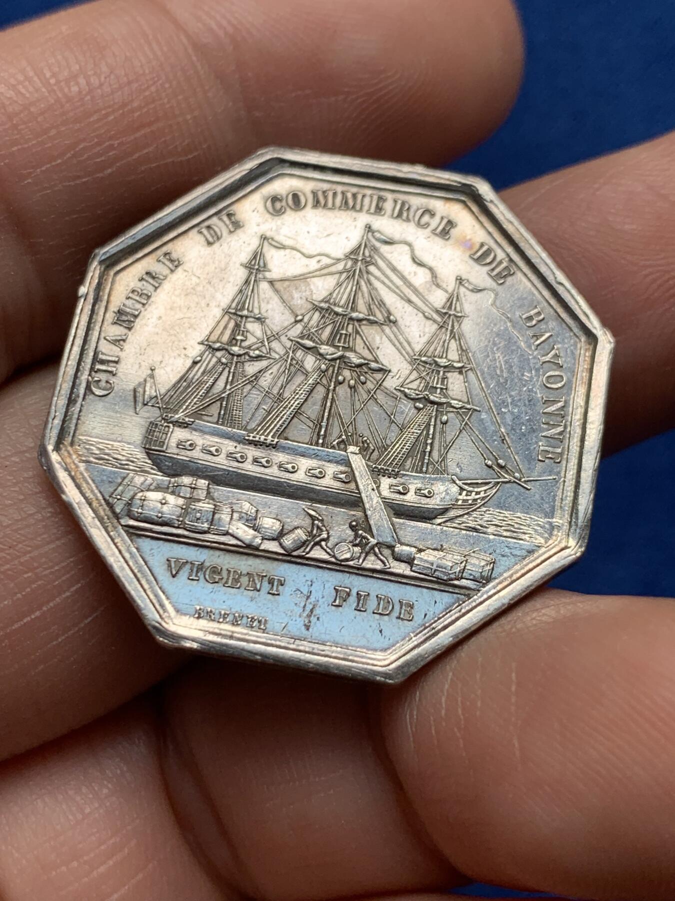 《竞宝斋》第440场 周日，周一，周二 3场连拍 （全场包邮） 法国八角银章，路易菲利普头像巴约讷商会，12.3g，30.6mm，手指边铭