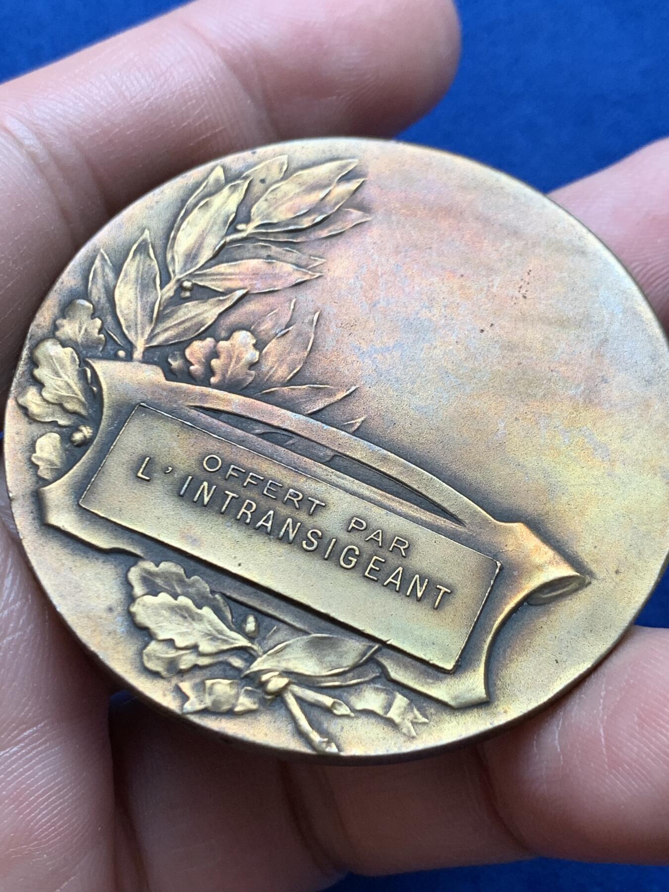 《竞宝斋》第440场 周日，周一，周二 3场连拍 （全场包邮） 法国由“毫不妥协”提供的铜章，50.12g，49.5mm，三角形+铜标