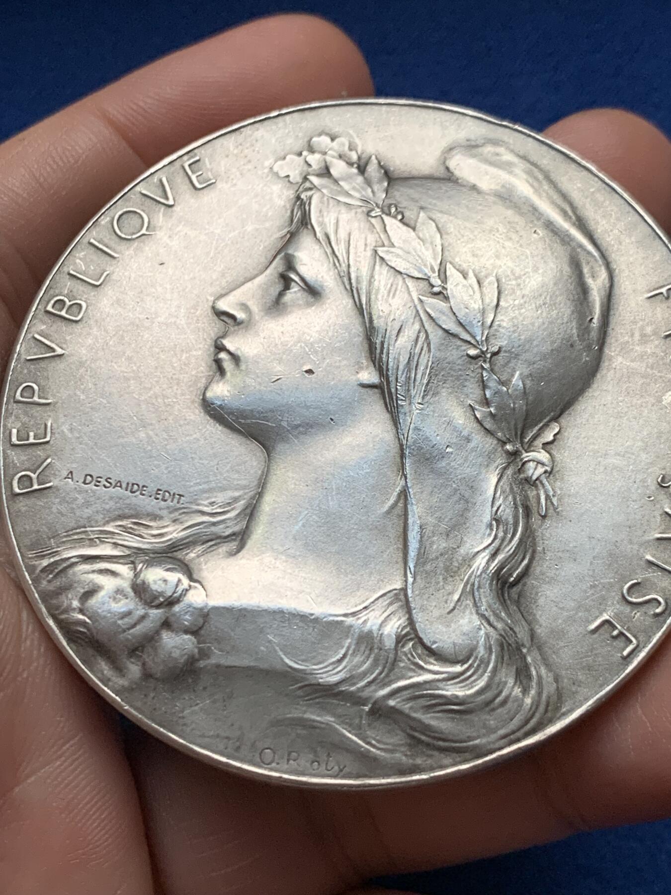 《竞宝斋》第440场 周日，周一，周二 3场连拍 （全场包邮） 法国O.Roty 自由帽玛丽安娜 由下塞纳省省长提供大银章，82.37g，58.8mm，边铭：野猪头+菱形argent，有轻磕