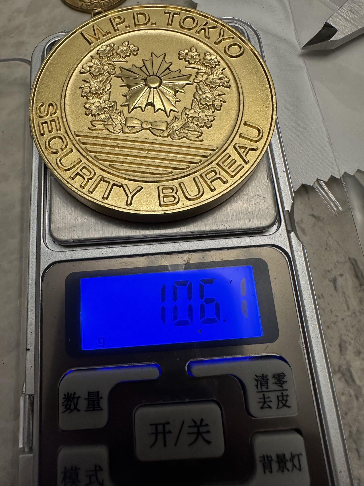 蒂克钱币-第48场日本章牌专场 日本 警视厅 警备部长镀金章 55mm 106g 绒布盒