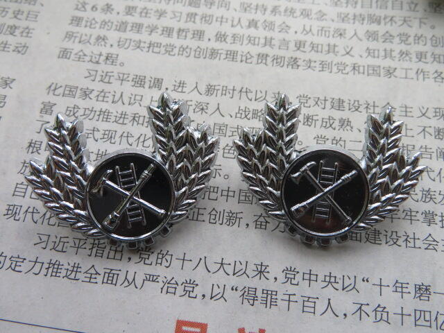 26--二手消防金属领花一对