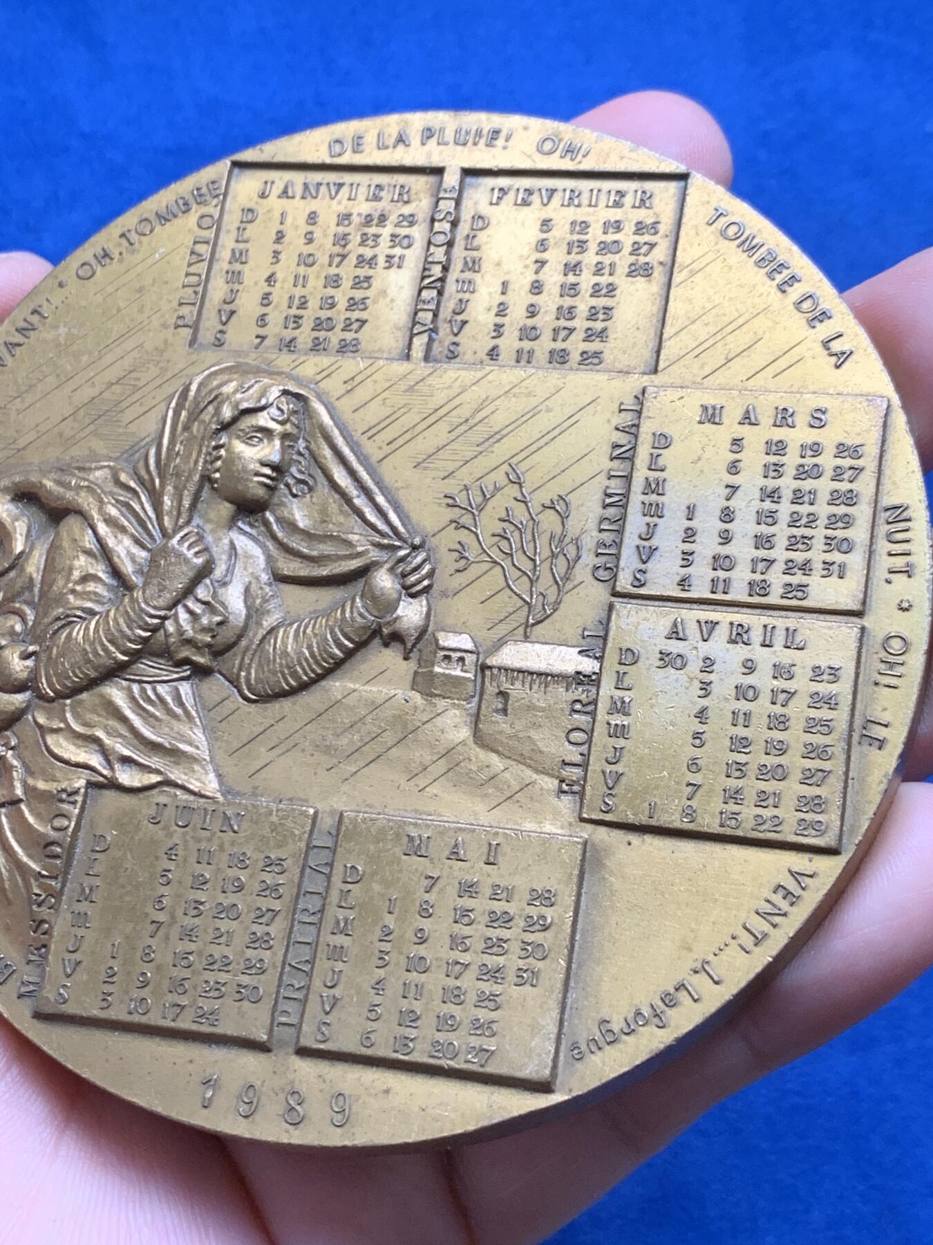 《竞宝斋》第440场 周日，周一，周二 3场连拍 （全场包邮） 法国1989年日历大铜章，神秘而高贵，人物雕工极其细腻精致，日历章中少见的美人。尺寸：直径95mm，厚度8mm，重438克。